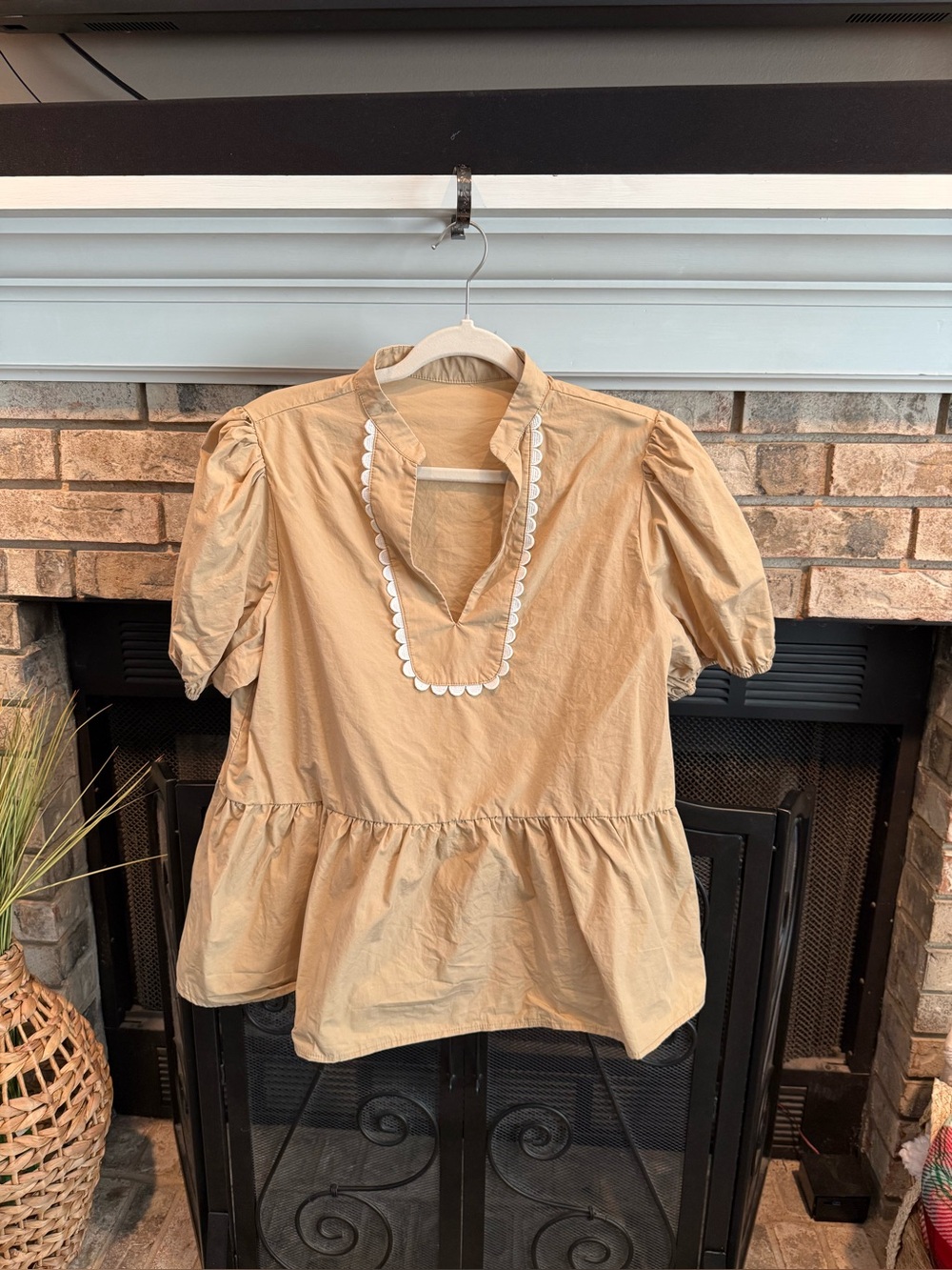 Short puff sleeve cotton ric rac trim top in khaki, XLarge, EUC